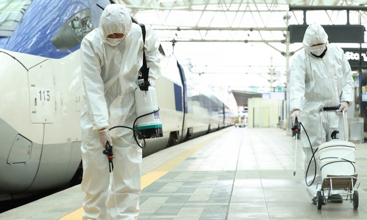 Nhân viên đường sắt Hàn Quốc phun thuốc khử trùng tại một ga tàu ở Seoul hôm 25/2. Ảnh: AFP.