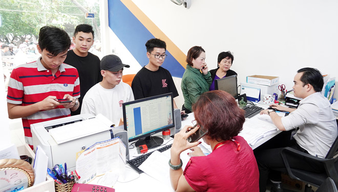 Các thí sinh nộp hồ sơ trúng tuyển vào trường ĐH tại TP.HCM năm 2019  /// Ảnh: Đào Ngọc Thạch