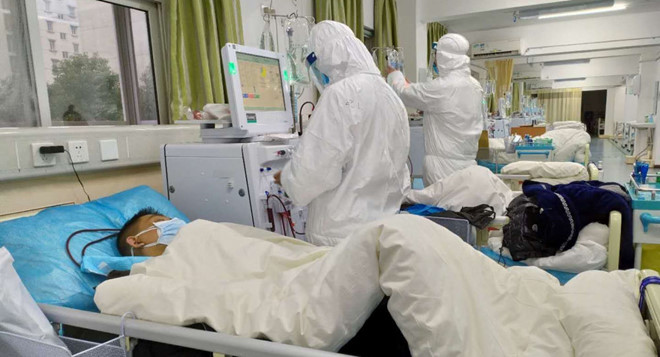Các nhân viên y tế chăm sóc bệnh nhân nhiễm SARS-CoV-2 ở Vũ Hán  /// Reuters