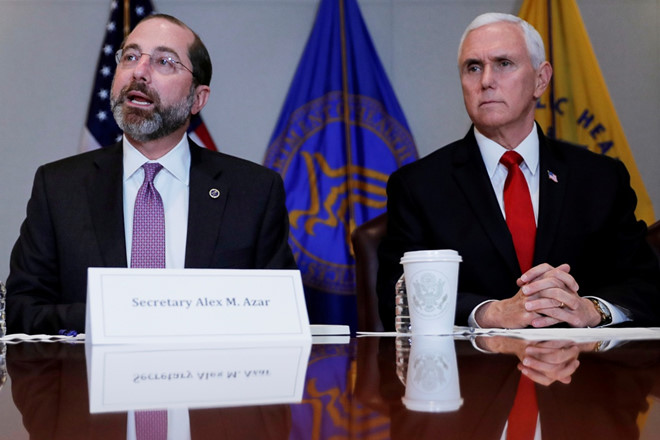 Bộ trưởng Bộ Y tế và Dịch vụ Nhân sinh Mỹ Alex Azar (trái) và Phó Tổng thống Mike Pence trong cuộc họp bàn về tình hình dịch COVID-19 ngày 27.2 /// Reuters