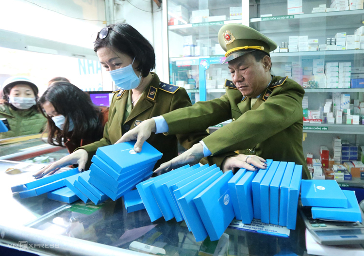 Quản lý thị trường kiểm tra việc bán khẩu trang y tế tại các hiệu thuốc ở Hà Nội ngày 31/1. Ảnh: Ngọc Thành 