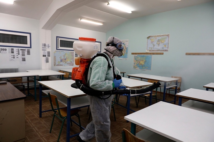 Phun thuốc khử trùng tại một trường trung học ở Athens, Hy Lạp. Ảnh: Yorgos Karahalis/Associated Press
