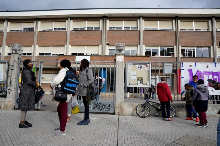 Phụ huynh và học sinh một trường tiểu học tại Vitoria, Tây Ban Nha ra về vào sáng 9/3 sau khi thành phố thông báo nghỉ học. Ảnh: Reuters