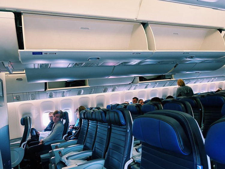 Hành khách Melisa Herold đăng lên Twitter ngày 6/3 hình ảnh một chuyến bay quốc tế vắng khách, kéo dài 11 tiếng mà cô vừa trải qua. Ảnh: Twitter.