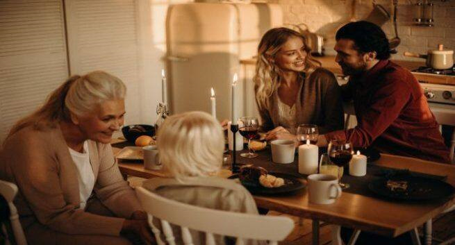 Đi ăn cùng với một nhóm nhỏ cũng là một ý tưởng tốt. Ăn tại một bàn lớn với một nhóm đông người có thể làm tăng tỷ lệ tiếp xúc với người bị nhiễm bệnh /// Ảnh minh họa: Shutterstock