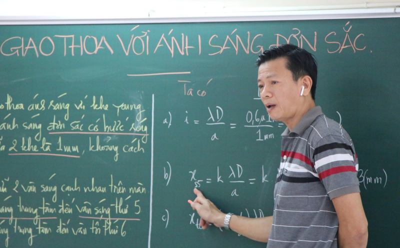 Giáo viên trường THPT Nguyễn Du (TP HCM) thực hiện bài giảng Vật lý để phát trên các phương tiện truyền thông của trường hôm 17/3. Ảnh: Huỳnh Phú.
