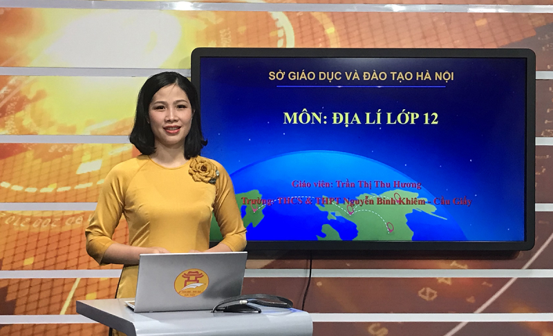 Cô Trần Thị Thu Hương trong buổi ghi hình bài giảng Địa lý lớp 12 tại Đài Phát thanh và Truyền hình Hà Nội sáng 17/3. Ảnh: Nhân vật cung cấp.