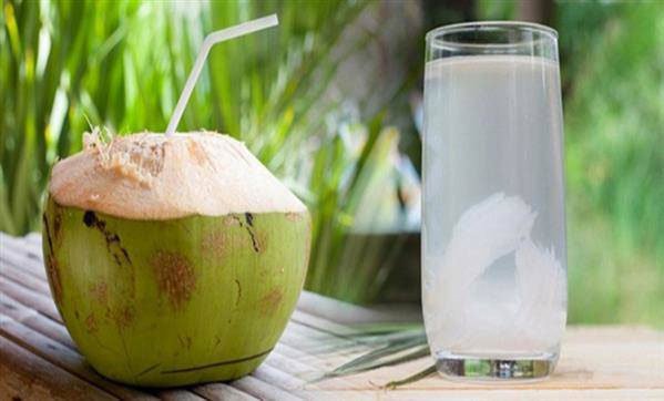 Nước dừa giúp điều hòa kinh nguyệt tốt hơn, giảm đau bụng kinh, tránh mất nước và mất sức...