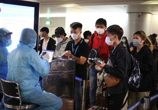 Lực lượng chức năng kiểm tra, phân luồng hành khách ở sân bay Tân Sơn Nhất để đưa đi cách ly /// Ảnh: Ngọc Dương 