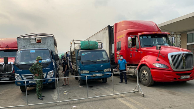 Xe chở nông sản ở cửa khẩu Kim Thành (Lào Cai) chờ xuất khẩu sang Trung Quốc /// Ảnh: Việt Anh