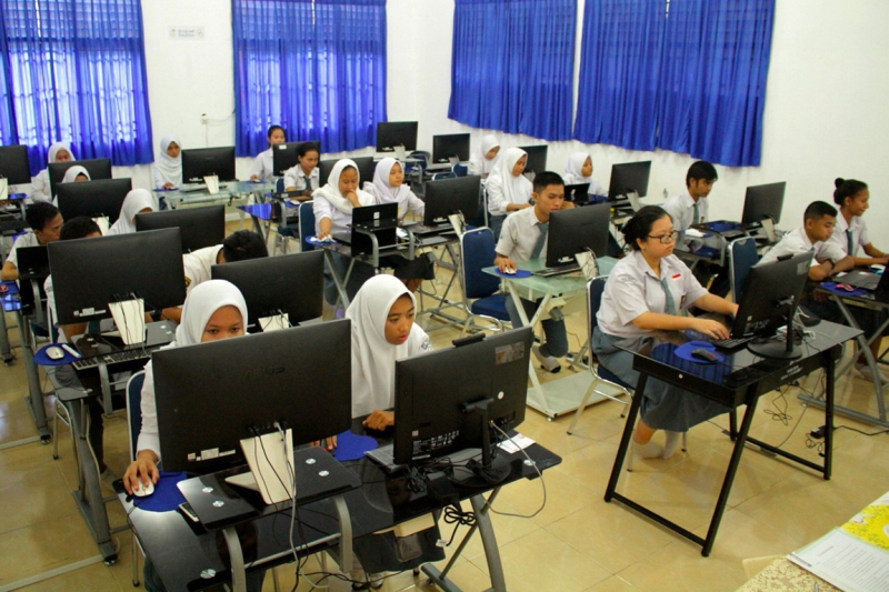 Học sinh Indonesia có thể dự thi quốc gia trực tuyến. Ảnh: Antara/Arnas Padda. 