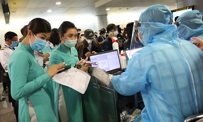 Khai báo thông tin y tế nhập cảnh sân bay Tân Sơn Nhất  /// Ảnh: Ngọc Dương