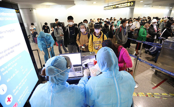 Khai báo thông tin y tế nhập cảnh sân bay Tân Sơn Nhất (TP.HCM) Ảnh: Ngọc Dương