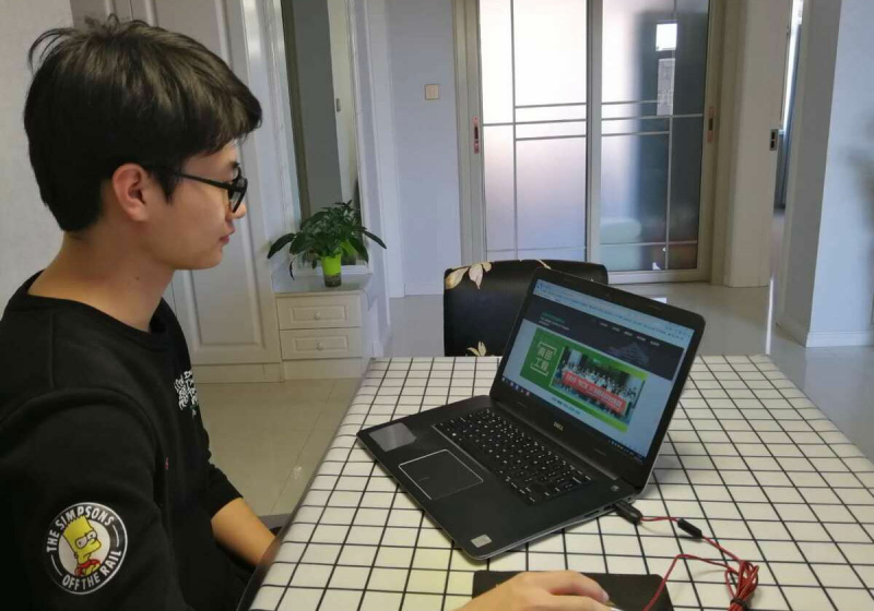 Một cử nhân đại học sống tại tỉnh Cam Túc, Trung Quốc, tìm kiếm việc làm trên mạng xã hội Baiyin ngày 23/3. Ảnh: Xinhua.