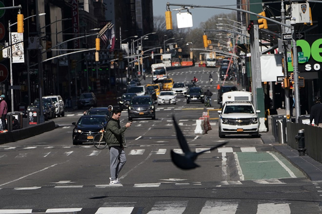 Đại lộ 7 ở Quảng trường Thời đại, thành phố New York trở nên vắng vẻ vì đại dịch COVID-19 lan rộng khắp nước Mỹ /// Reuters