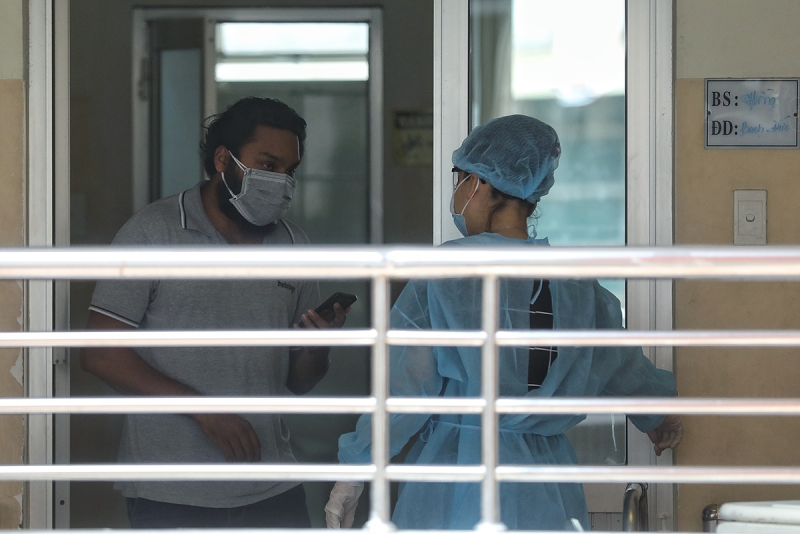 Nhân viên y tế làm việc tại khu cách ly đặc biệt tại Khoa Nhiễm D, bệnh viện Nhiệt Đới TP HCM. Ảnh: Hữu Khoa.