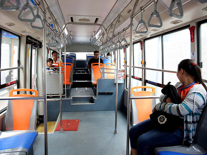 TP.HCM yêu cầu xe buýt không chở quá 20 người, giữ khoảng cách 2 m /// Ảnh: Ngọc Dương