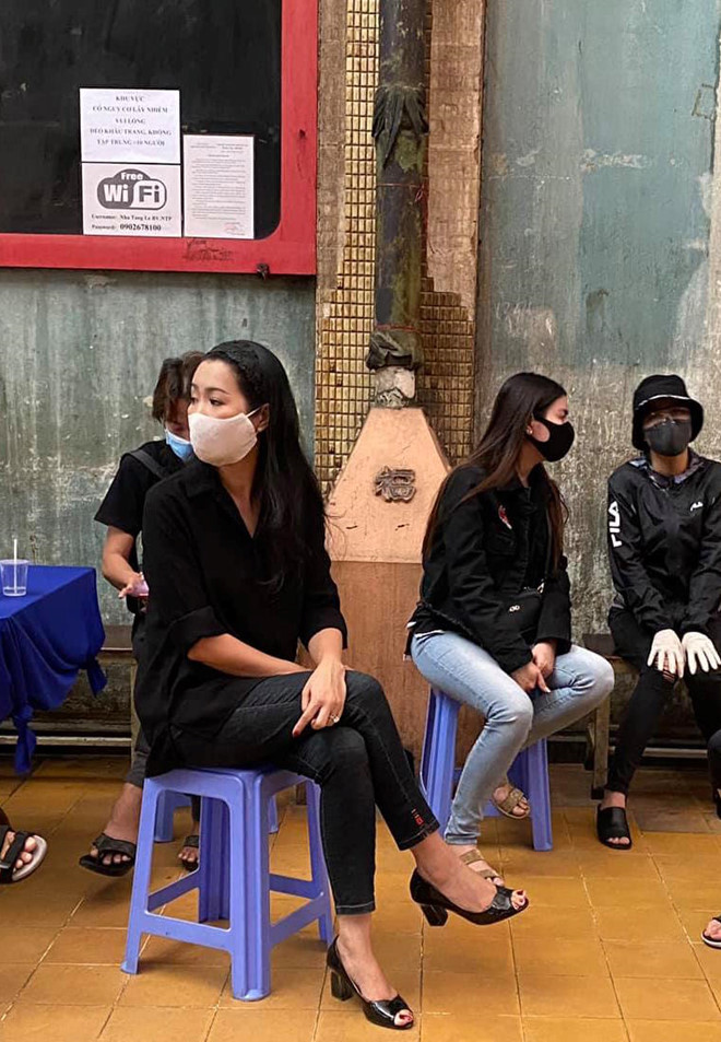 Nghệ sĩ Việt bật khóc khi đến viếng Mai Phương - ảnh 4
