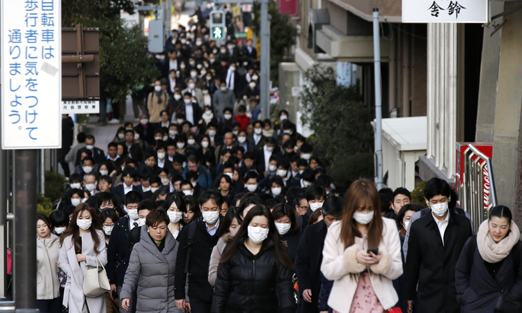 Dòng người đeo khẩu trang đi trên phố ở quận Chuo, Tokyo, Nhật Bản. Ảnh: AP.