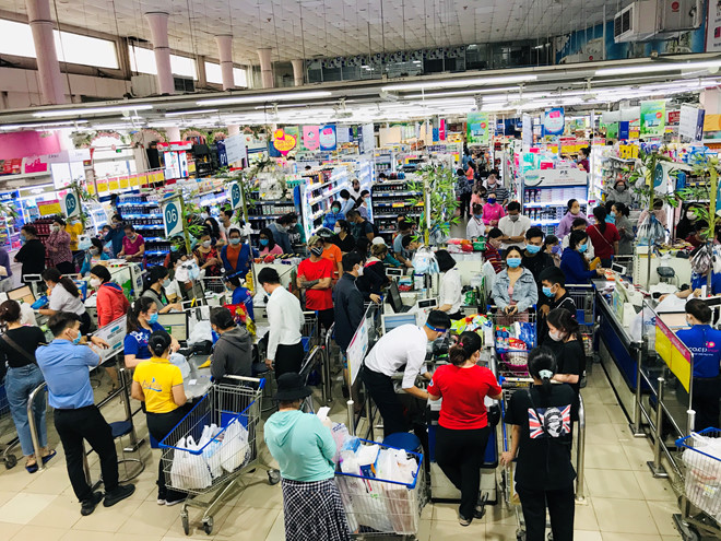 Hình ảnh người dân xếp hàng dài chờ thanh toán tại siêu thị Saigon Co.op Cống Quỳnh, Q.1, TP.HCM /// Ảnh: H.Mai