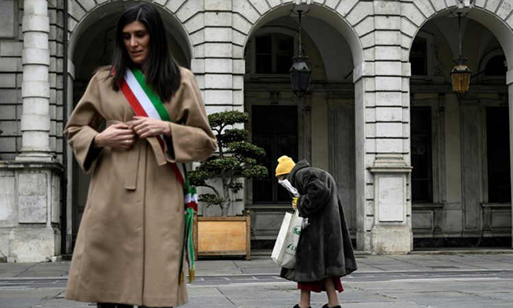 Chiara Appendino (trái) thị trưởng Turin đứng mặc niệm những người chết vì Covid-19 hôm 31/3. Ảnh: AFP.