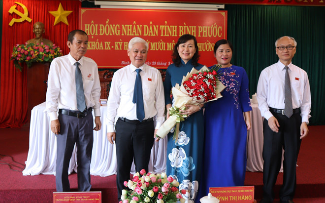 Bà Huỳnh Thị Hằng (giữa) được phê chuẩn giữ chức Chủ tịch HĐND tỉnh Bình Phước /// Ảnh Hoàng Giáp