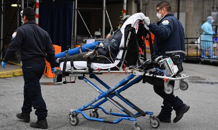 Nhân viên y tế di chuyển một bệnh nhân tới Trung tâm Y tế Brooklyn, New York, ngày 31/3. Ảnh: AFP.