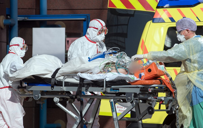 Một bệnh nhân Covid-19 người Ý được đưa đến bệnh viện Helios tại Đức để được hỗ trợ chữa trị /// AFP
