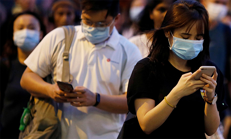 Dân Singapore đeo khẩu trang khi ra đường ngày 3/4. Ảnh: Reuters.