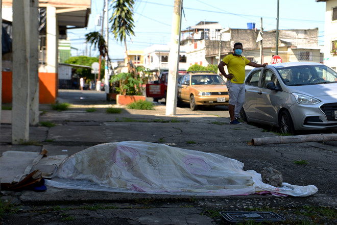 Thi thể bị bỏ mặc trên vỉa hè ở Guayaquil /// AFP