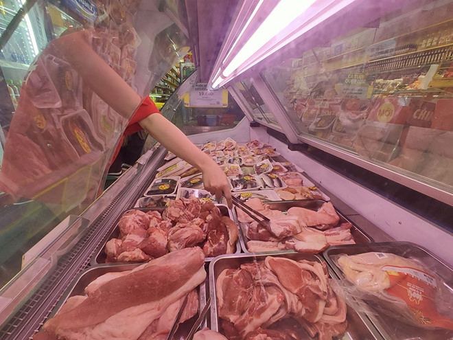 Người tiêu dùng vẫn chưa có thói quen mua thịt đông lạnh tại các điểm bán hàng hiện đại /// Ảnh: Ngọc Dương