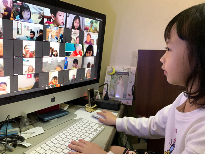 Một học sinh tiểu học ở Hà Nội tham gia buổi học trực tuyến /// Ngọc Thắng