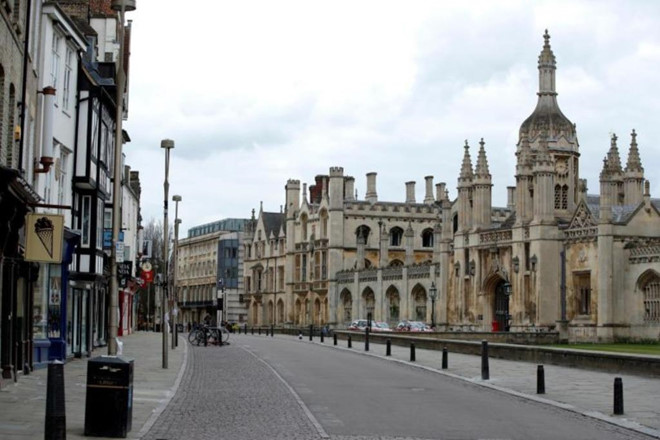 Đường phố bên ngoài Đại học Cambridge vắng tanh vì lệnh phong tỏa chống dịch Covid-19 /// Reuters