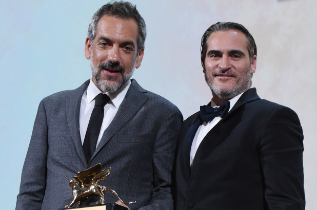 Đạo diễn Todd Phillips và diễn viên Joaquin Phoenix nhận giải Sư tử vàng phim hay nhất Joker tại Liên hoan phim Venice 2019  /// ẢNH : PAGESIX