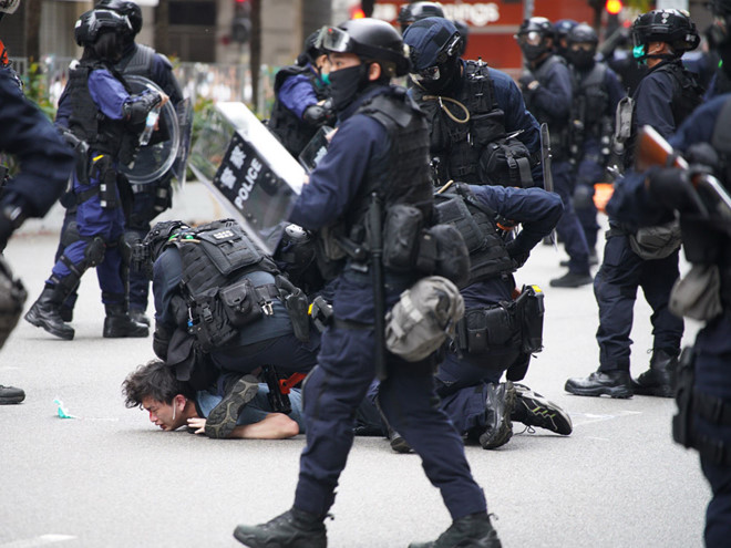 Cảnh sát Hồng Kông khống chế một người biểu tình tại quận Loan Tể ngày 24.5 /// AFP