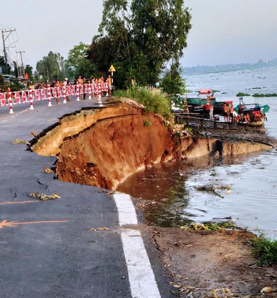 Sáng nay 27-5, một đoạn Quốc lộ 91 ở An Giang bị sụp xuống sông Hậu ảnh 1