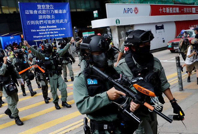 Lực lượng cảnh sát chống bạo động tại quận Trung Hoàn /// REUTERS