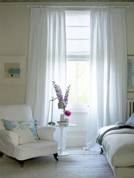 Rèm cửa trắng sẽ giúp giảm nhiệt đáng kể cho nhà bạn trong những ngày nóng. 