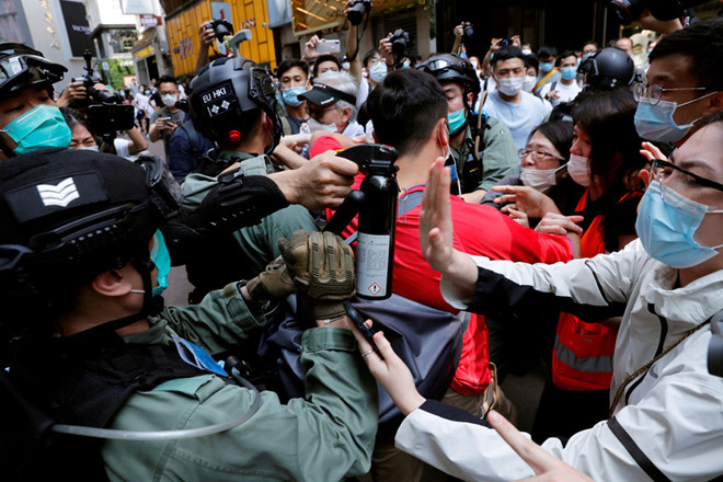 Cảnh sát Hồng Kông đụng độ với người biểu tình phản đối dự luật cấm phỉ báng quốc ca Trung Quốc hôm 27.5 /// REUTERS