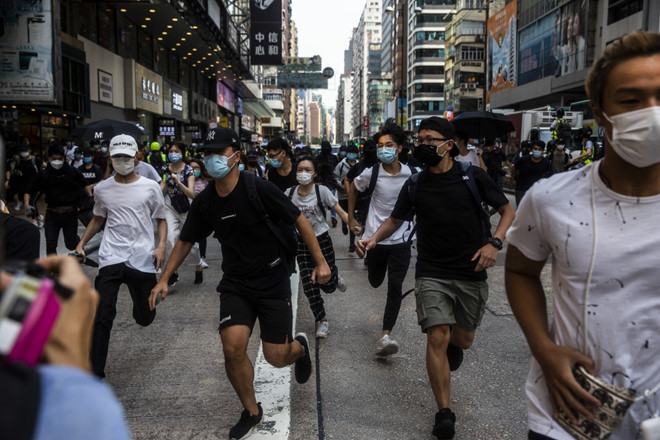 Người biểu tình phản đối luật an ninh tại Hồng Kông bị cảnh sát dùng hơi cay giải tán hôm 27.5 /// AFP