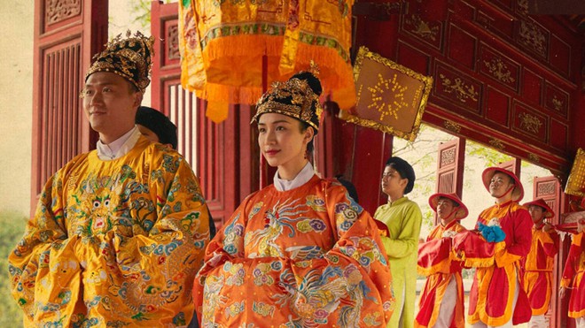 Hình ảnh trong MV của ca sĩ Hòa Minzy, dựa theo chuyện tình của Nam Phương hoàng hậu và vua Bảo Đại /// Ảnh: NSCC