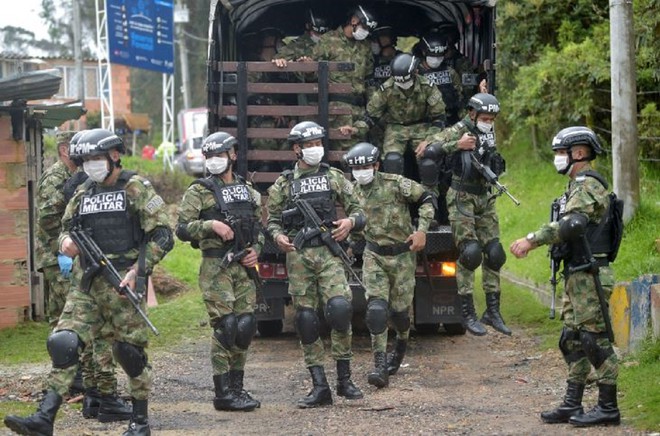 Lính Colombia phát thực phẩm tại một khu ổ chuột ở thủ đô Bogota trong thời gian phong tỏa vì Covid-19  /// AFP