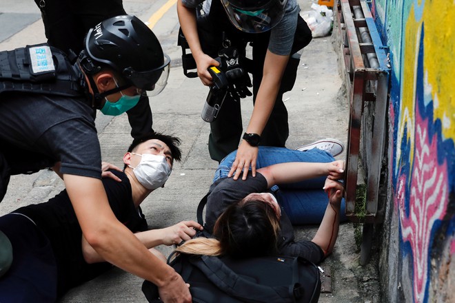 Cảnh sát chống bạo động bắt giữ người biểu tình phản đối luật an ninh quốc gia dành cho Hồng Kông ngày 1.7 /// Reuters