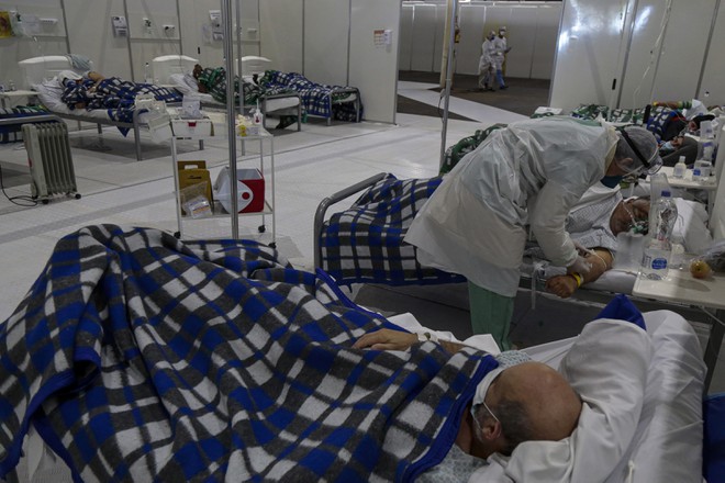Bệnh nhân Covid-19 tại một bệnh viện dã chiến ở Brazil  ///  Ảnh: AFP