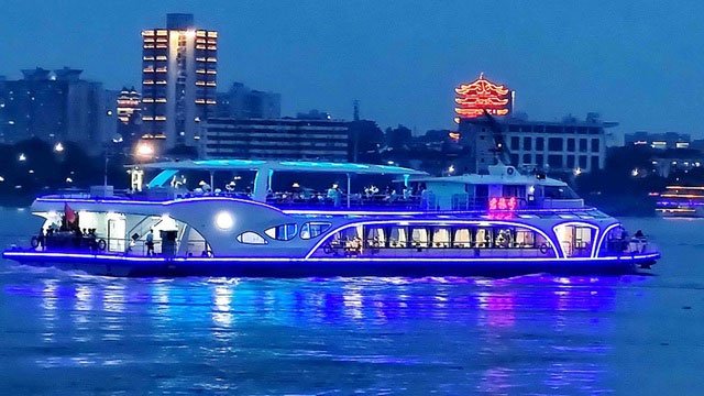 Cận cảnh tàu du lịch chạy bằng điện trên sông Dương Tử.