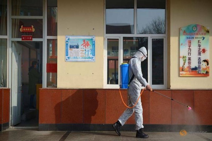 Nhân viên y tế khử trùng một trường trung học ở thành phố Hohhot, khu tự trị Nội Mông, Trung Quốc hồi tháng 3. Ảnh: Reuters