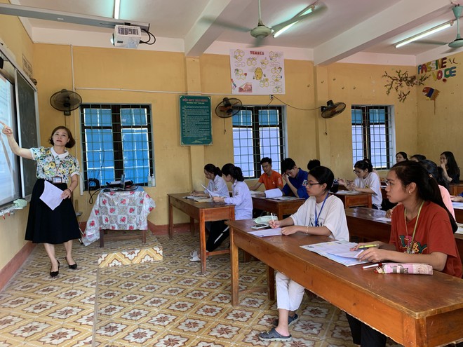 Giáo viên Trường THPT Thác Bà (H.Yên Bình, Yên Bái) tổ chức ôn tập hằng ngày cho học sinh lớp 12 cho đến tháng 8 /// Ảnh: Tuệ Nguyễn