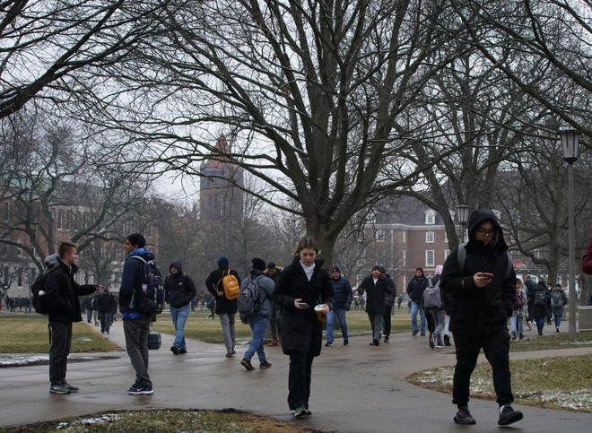 Đại học Illinois quy định bắt buộc đeo khẩu trang trong phạm vi trường học khi sinh viên quay về tham gia học kỳ mùa thu  /// Herald & Review