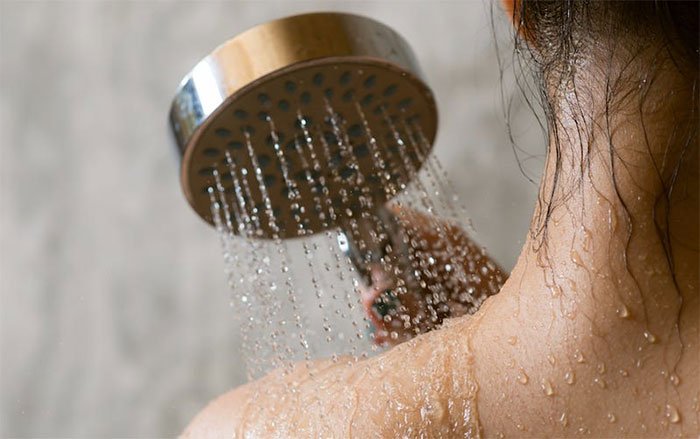 Cách dễ nhất để cơ thể làm quen với nước lạnh là hạ nhiệt độ nước từ từ trong mỗi lần tắm.