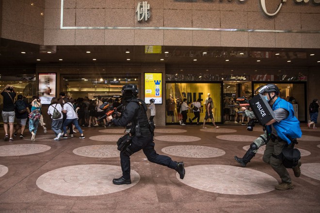 Cảnh sát chống bạo động được triển khai vào ngày kỷ niệm Anh trao trả Hồng Kông cho Trung Quốc /// AFP/Getty